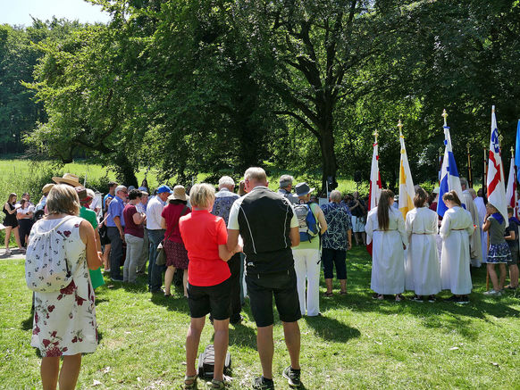 Festgottesdienst zum 1.000 Todestag des Heiligen Heimerads auf dem Hasunger Berg (Foto: Karl-Franz Thiede) Festgottesdienst zum 1.000 Todestag des Heiligen Heimerads auf dem Hasunger Berg (Foto: Karl-Franz Thiede)